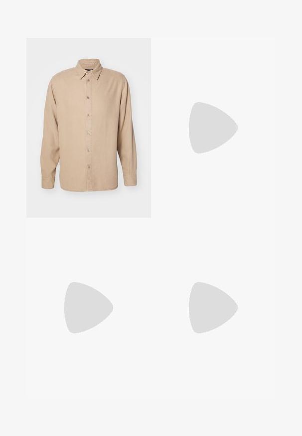 Beige langarmhemd met een button-down kraag. Gemaakt van zachte stof, met een knoopsluiting aan de voorkant en eenvoudige stikseldetails.; Lichtroze overhemd met lange mouwen en dunne verticale rode strepen, een knoopsluiting aan de voorkant, een puntkraag en één borstzak.; Beige wijde broek met een geplooide voorkant, op maat gemaakt ontwerp en gladde katoenen stof. Heeft een platte tailleband en geen zichtbare sluitingen.; Bruine suède instapschoen met een platte zwarte zool, voorzien van een gespband voor aanpassing en een gladde binnenvoering.