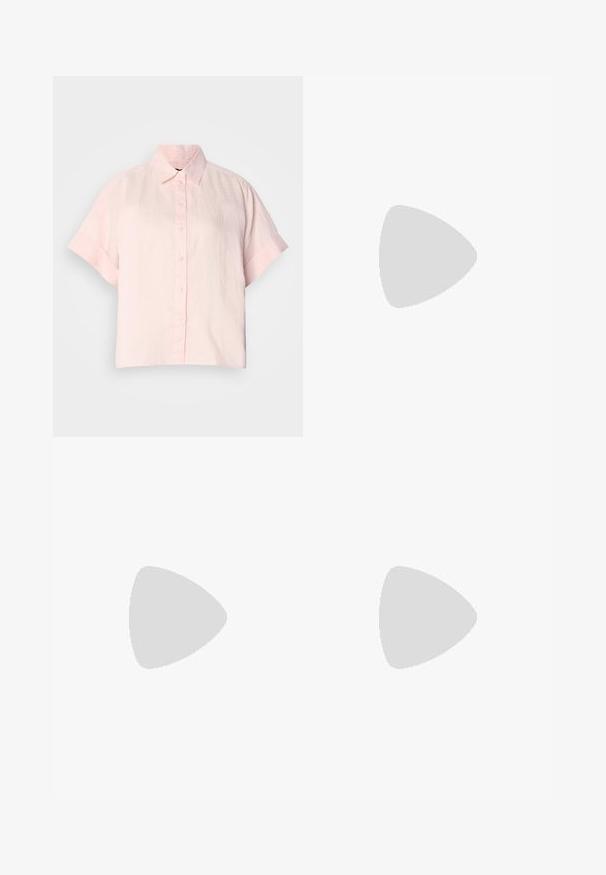 Lichtroze kortekool knoopshirt van linnen; heeft een klassieke kraag en een ontspannen pasvorm, met een glad, iets textuur. ; Lichtgekleurde wijde jeans met een hoge taille, gemaakt van denim. Voorzien van subtiele stiksels en vijf zakken, met een licht vervaagde textuur.; Puntaal geschoen met slingback in off-white leer, met een lage hak en uitsnedeontwerp, voorzien van een gladde textuur en minimale accenten.; Zilveren metalen oorbellen met ronde vormen, een gepolijste afwerking en subtiele graveringen van het merk "BOSS" op de onderste secties.