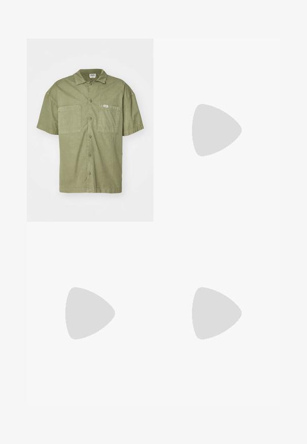 Chemise à manches courtes en coton de couleur vert olive, dotée d'un col, de deux poches avant et d'une fermeture à boutons.; Trois t-shirts sans manches en gris, blanc et noir. Tissu en coton doux avec un col rond et une coupe décontractée. Design simple, sans motifs.; Jeans slim-fit taille haute couleur écru avec fermeture à boutons, cinq poches et rivets en cuivre, posés à plat sur un fond blanc.; Baskets vertes et blanches avec une tige en cuir, boîte à orteils perforée, logo en évidence et semelle en caoutchouc. Présente des accents verts contrastants.