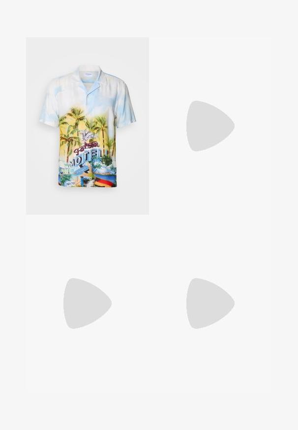 Kortærmet knapop skjorte i let materiale med et tropisk print af palmer, solnedgangsfarver og et "Falcon Motel" grafik.; Sæt af fem t-shirts i sort, hvid og marineblå. 100% bomuldsstof, korte ærmer, rund halsudskæring og ensartet overflade uden mønstre.; Grønne mønstrede bukser med et slangeprintdesign i nuancer af brun og orange, lige snit og en glat tekstur.; Sorte læder loafers med en glat finish, rund tå og en lille dekorativ flap. Har en lav stablet hæl og en subtil brandingdetalje.