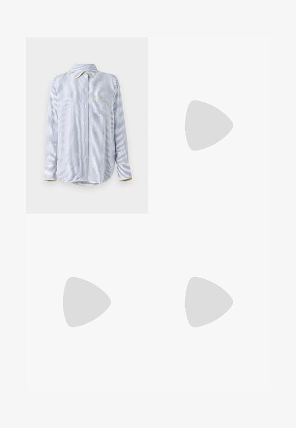 Victoria Beckham PIPING DETAIL PYJAMA SHIRT - Chemisier - white/regatta/ice lemon; T-shirt blanc à manches courtes en coton avec un col rond et un détail de nœud sur le côté. Dispose de manches retroussées et d'une coupe décontractée.; Victoria Beckham WRAP DETAIL SKIRT - Jupe en jean - dark indigo raw; Victoria Beckham KITTEN HEEL - Sandales - black