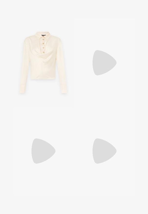 Langermet, lys kremfarget bluse med krage, som har en frontplacket med seks runde, gullfargede knapper og et drapert stoffdesign.; Beige bukse med vide ben laget av lett materiale, med frontfold, knappelukking og oppbrettede mansjetter. Jevn tekstur med en skreddersydd passform.; Flate sandaler med svart såle. Overdelen har korsremmer i beige, med en gullspenne detalj på ankelremmen. Glatt tekstur.; Svart skinnhåndveske med en buet form, kviltet tekstur og gullhardware. Har en avtagbar skulderrem og logo-detaljer.
