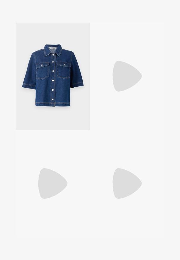 Jaqueta de ganga azul-escura com mangas curtas, dois bolsos no peito, botões de pressão prateados e gola.; Saia maxi plissada em padrão floral vibrante em vermelho, rosa e castanho. A cintura elástica e a textura suave aumentam o conforto e o estilo.; Sapatilha alta de tela branca com sola de borracha preta, bico de borracha na frente e seis ilhós para os atacadores, apresentando um design limpo e minimalista.; Bolsa de mão em couro vermelho com um design angular e geométrico. Apresenta uma única alça ajustável e um fecho com aba, com detalhes cosidos.