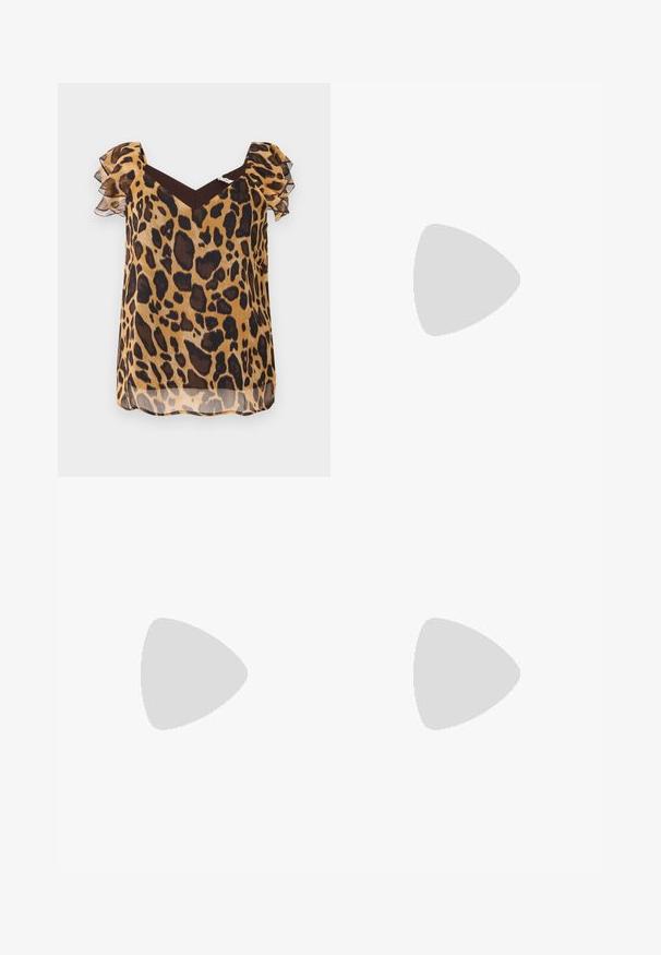Blusa in fantasia leopardata in tessuto trasparente, caratterizzata da maniche corte a volant, scollatura a V e un accento marrone alle spalle.; Pantaloni neri a gamba larga con cintura arricciata, dotati di due tasche laterali e un tessuto liscio e leggero. Nessun motivo visibile o parti metalliche.; Sandali con tacco in vernice borgogna con punta quadrata, caratterizzati da più cinturini intrecciati e un tacco a blocco robusto. Cinturino alla caviglia regolabile.; Borsa a tracolla nera in pelle con una forma curva, manico rimovibile e accessori dorati. La borsa presenta una patta con un dettaglio a fibbia.