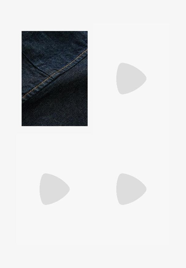Tessuto di denim blu scuro con una sottile trama verticale, caratterizzato da cuciture arancioni lungo la cucitura per un tocco di accentuazione.; Jeans in denim blu scuro con cuciture arancioni a contrasto, dotati di una tasca anteriore, dettaglio del rivetto e una texture liscia.; Sneakers bianchi in rete con imbottitura argentata, caratterizzati da texture intricate e un design con lacci, abbinati a calze bianche a coste e jeans.; Occhiali da sole in tartaruga nera con lenti rettangolari, tonalità marrone, montatura spessa e dettagli con logo doppia G dorato sulle tempie.; Borsa a rete rossa con una forma curva e una lunga tracolla. Caratterizzata da una chiusura con zip e da un motivo intrecciato aperto e strutturato per un design traspirante.