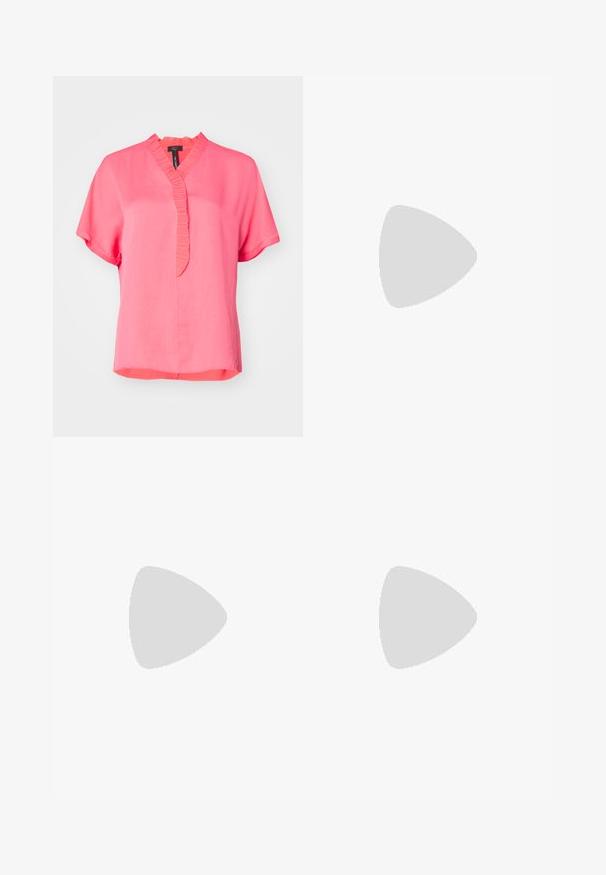 Rosa Bluse mit kurzen Ärmeln und Rüschenausschnitt, aus weichem Stoff, lockerer Passform und geradem Saum. Besitzt einen dezenten Glanz.; Schwarzes Langarm-Polohemd aus weichem Stoff mit einem kragenförmigen Ausschnitt und einer Knopfleiste mit sechs Knöpfen. Die Kanten sind sauber verarbeitet.; Schwarzer Leder-A-Linie-Rock, glatte Textur, midi-länge, mit horizontalen Nähten am Bund und den Nähten für zusätzliche Struktur.; Braune Wildleder-Stiefel bis zum Knie mit spitzen Zehen und einem gestapelten Absatz. Sie verfügen über eine glatte Oberfläche und minimalistische Nähdetails.