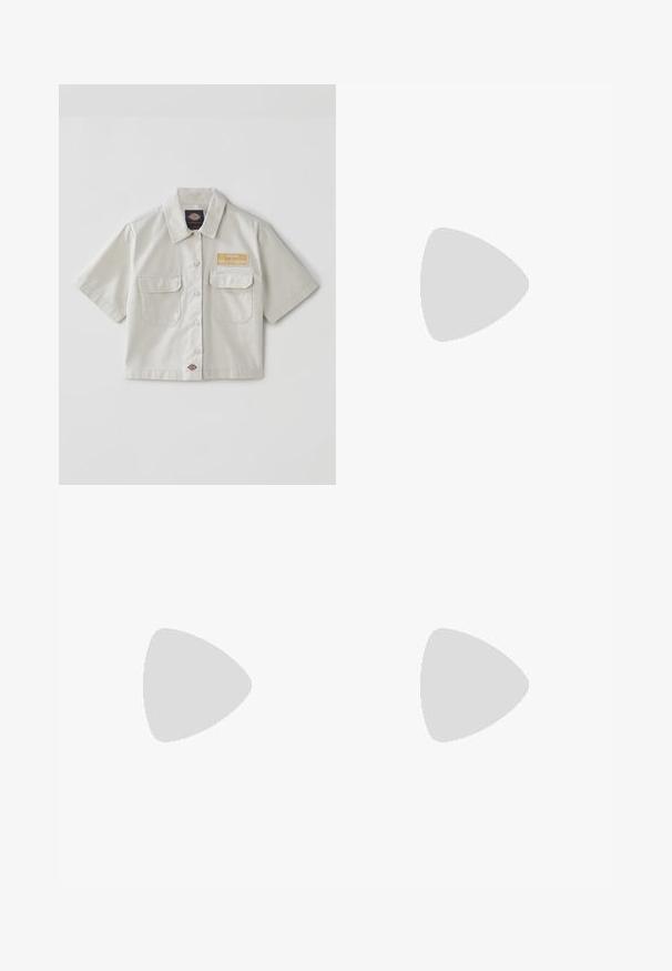 Camicia a maniche corte in cotone beige con due tasche sul petto, chiusura a bottoni e patch con logo. Presenta un colletto classico e un orlo dritto.; Pantaloni neri a gamba dritta, con tasche frontali e spacchi laterali all'orlo. Realizzati in tessuto morbido e liscio. Adatti a diverse occasioni.; Sandali con tacco in vernice nera, con punta squadrata, cinturini alla caviglia e fibbie in argento. Presentano un tacco a blocco spesso per maggiore stabilità.; Borsa a tracolla nera in pelle con una forma curva, manico rimovibile e accessori dorati. La borsa presenta una patta con un dettaglio a fibbia.