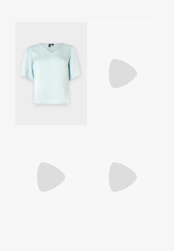 Blusa blu chiaro a V con maniche corte a palloncino, realizzata in tessuto liscio, caratterizzata da una vestibilità rilassata e senza motivi o adornamenti visibili.; Jeans ampi di colore blu chiaro in denim, con vita alta, cinque tasche e cuciture visibili lungo le cuciture.; Pump in pelle nera con punta affusolata, cinturino alla caviglia e tacco spesso. Texture piatta, design elegante ed estetica minimalista.; Borsa tote in pelle nera con texture liscia, forma rettangolare e due manici lunghi. Nessun hardware o decorazione visibile.