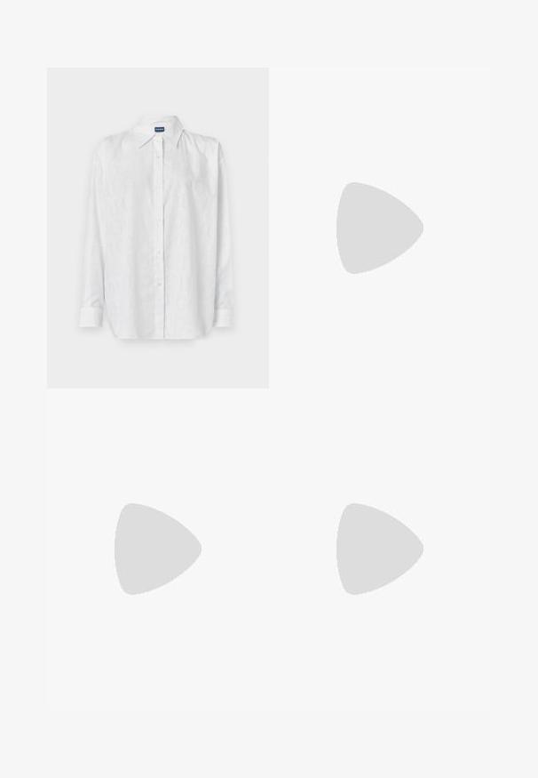 Chemise blanche à boutons, ornée d'un motif logo ton sur ton subtil, à manches longues et avec un col classique. Fabriquée dans un matériau lisse et léger.; Pantalon noir à coupe droite, avec des plis doubles, une texture lisse et un design de taille classique. Pas de matériel ou d'accents visibles.; Escarpin en cuir noir avec un embout pointu et un talon carré épais. Texture lisse, design simple, adapté aux environnements formels.; Sac à épaule en cuir noir avec une forme arrondie, fermeture à glissière et bandoulière réglable. Présente un logo de marque en relief sur le devant.