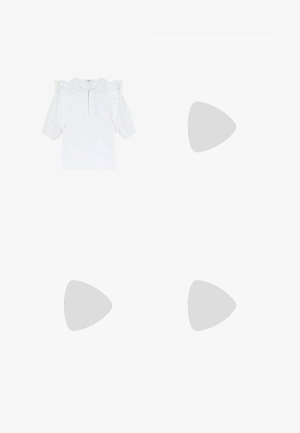 Weißes Blusenshirt mit kurzen Puffärmeln, das über Rüschendetails und einen subtilen Schlüsselloch-Ausschnitt verfügt. Glatte Stoffoberfläche mit einheitlicher Textur.; Hellblaue Denim-Jeans mit weit geschnittenem Bein, verziert mit bunten Stickereien von Monden, Lippen und Tukanen auf dem Stoff.; Schwarzer Leder-Slingback-Schuh mit spitzer Zehenform und schmalem, geschwungenem Absatz. Verfügt über einen unauffälligen verstellbaren Riemen mit einer Metallschnalle.; Weiße vegane Lederhandtasche mit geschwungenem Design, verziert mit dekorativen Schnürungen an den Seiten und einem einzelnen Schultergurt.