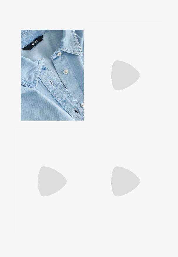 Camicia in denim azzurro chiaro con una texture morbida, colletto con bottoni, bottoni bianchi e dettagli di cucitura visibili. Etichetta del marchio Next all'interno del colletto.; Tessuto azzurro chiaro con una texture liscia e una fine trama diagonale, che mostra morbide pieghe e sottili variazioni di tonalità.; Scarpe sportive con tomaia in pelle bianca, punta in suede grigia e tre strisce nere. Presentano un logo blu sulla linguetta e una suola in gomma testurizzata.; Borsa a mano strutturata nera in pelle con manico superiore, tracolla staccabile e dettaglio con pattina frontale. Accenti in hardware dorato.