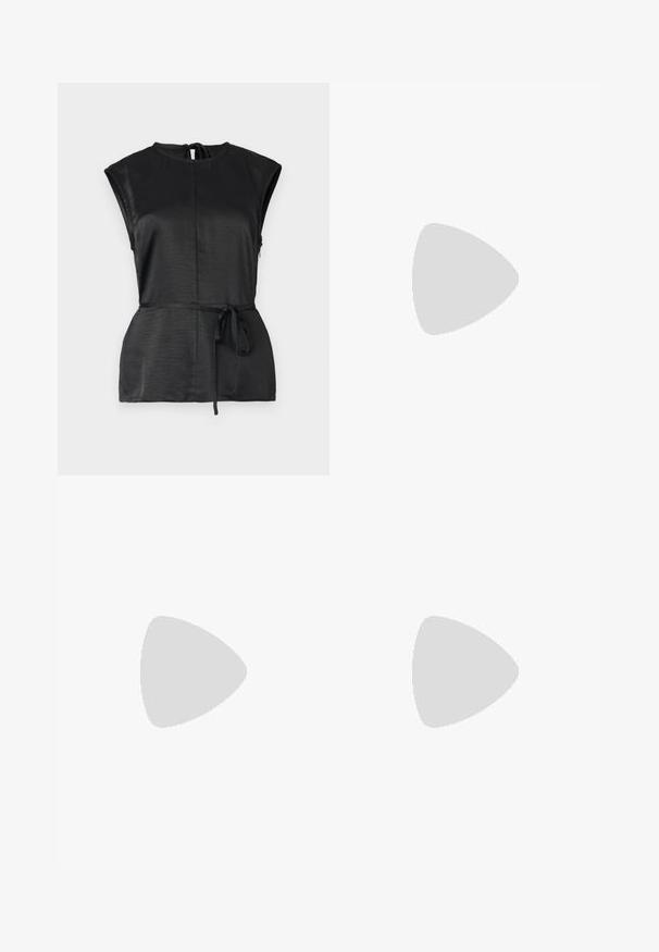 Top preto sem mangas com um decote alto, tecido texturizado, um cinto amarrado na cintura e um detalhe nas costas em forma de chave.; Calças largas pretas com uma textura suave, cós estruturado e pregas frontais. Design minimalista sem hardware visível.; Sandal de couro preto com sola plana, uma tira de dedo e uma tira de tornozelo com fivela dourada. Detalhe decorativo em corrente na frente.; Bolsa tote em couro preto com um acabamento brilhante, topo curvado, duas alças para o ombro e um detalhe em metal dourado na frente.