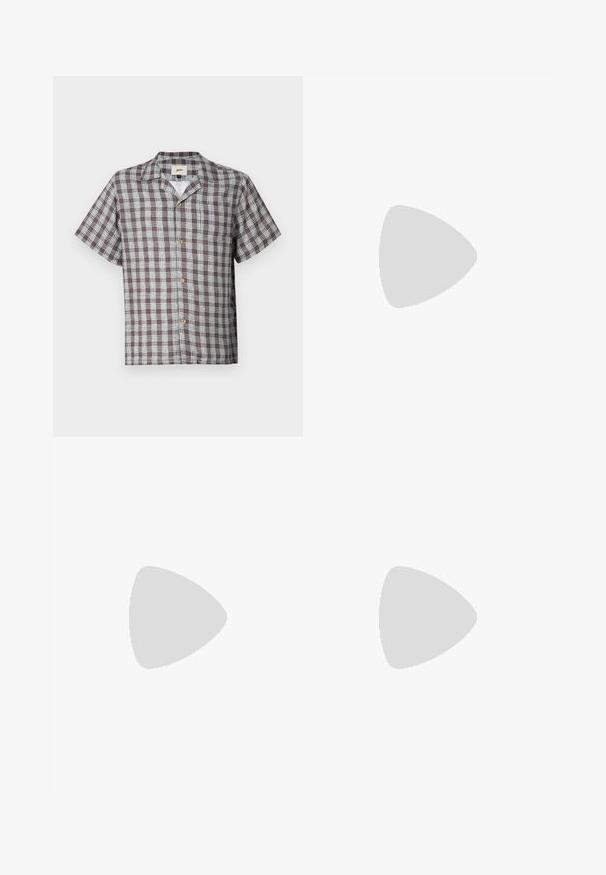Kortermet brun og hvit rutete skjorte med knappelukking, med camp krage og brystlomme på en ensfarget bakgrunn.; Blå denimjeans med en rett ben-design, som har fem lommer, subtil falming og kontrasterende søm detaljer.; Hvit lav ankel sneaker med snøring, glatt overdel og gummisåle på en enkel lys bakgrunn.; Flerfarget perlekjede med mørkeblå, røde og gule perler, iblandet sølvdetaljer og en hengende anheng.