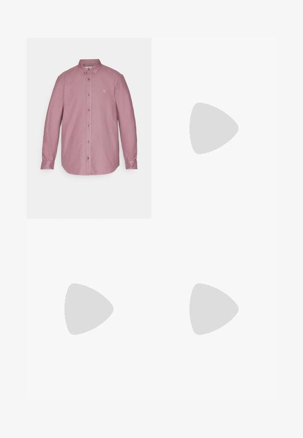 Carhartt WIP BOLTON  - Overhemd - daphne; Zwarte katoenen t-shirt met ronde hals, korte mouwen en een klein gekleurd label op de linkerkant van de borst met het woord "SUPERIOR."; Witte katoenen cargobroeken met een relaxte pasvorm. Kenmerken zijn onder andere voorzakken, gouden hardware accenten en versterkte kniezones.; Witte leren sneakers met geperforeerde accenten, drie metalen strepen en een textuurpanel aan de zijkant. Draagt met witte sokken met blauwe strepen.