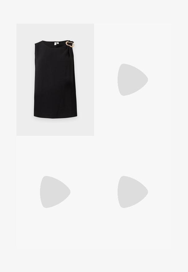 Mouwloze zwarte blouse met ronde hals en gouden decoratieve gesp op de linker schouder, eenvoudige stijl.; Wijde broek in donkergrijze stof, met een hoge taille, enkele plooien en een gladde textuur met een nette afwerking aan de zoom.; Zwarte leren slingbackhakken met een spitsen neus, lage kittenhak en geplooide details op het bovendeel. Gladde textuur en minimalistisch ontwerp.; Zwarte nepleer handtas met een krokodillenstructuur, opgedroogde bovenkant en een gekreukte hengsel. Het lijkt zacht en compact van ontwerp.