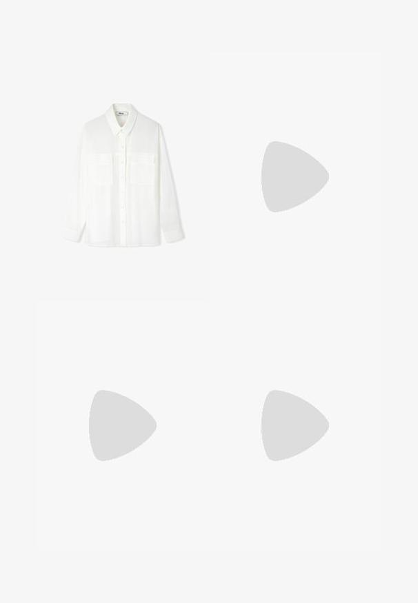Camicia bianca con colletto, due tasche sul petto, maniche lunghe e una superficie liscia. Realizzata in materiale leggero.; Pantaloni neri a gamba larga in tessuto morbido, con pieghe nella parte frontale e tasche laterali, progettati con una linea dritta e comoda.; Stivale alla caviglia in pelle nera con punta affilata, tacco quadrato, texture liscia e dettagli di cucitura lungo le cuciture. I tacchi misurano circa 3,5 pollici.; Borsa a tracolla in suede marrone con due lunghe cinghie, chiusura con cordoncino e design minimalista. Texture liscia e senza elementi hardware visibili.