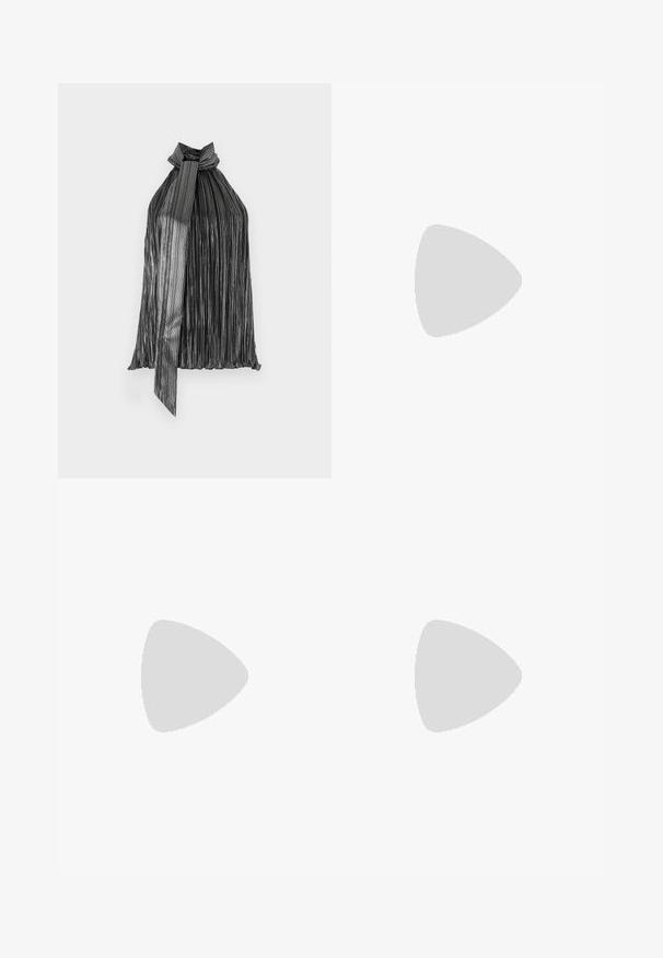 Melnā un sudraba plisētā haltera augšdaļa ar saišu aizdari pie kakla, ar vertikālām svītrām un plūstošu, vieglu tekstūru.; Polo Ralph Lauren HEMP WIDE LEG PANT - Auduma bikses - nevis; Melna augsta papēža sāndele ar krustotiem siksniņām un regulējamu sprādzi. Iespēlēts gluds tekstūra un pakāpenisks stiletto papēdis.; Melnas ādas crossbody soma ar divām priekšējām kabatām, zelta sprādzēm, ar rāvējslēdzēju aizdari un šauru siksnu. Strukturēta virsma un kompakta taisnstūra forma.
