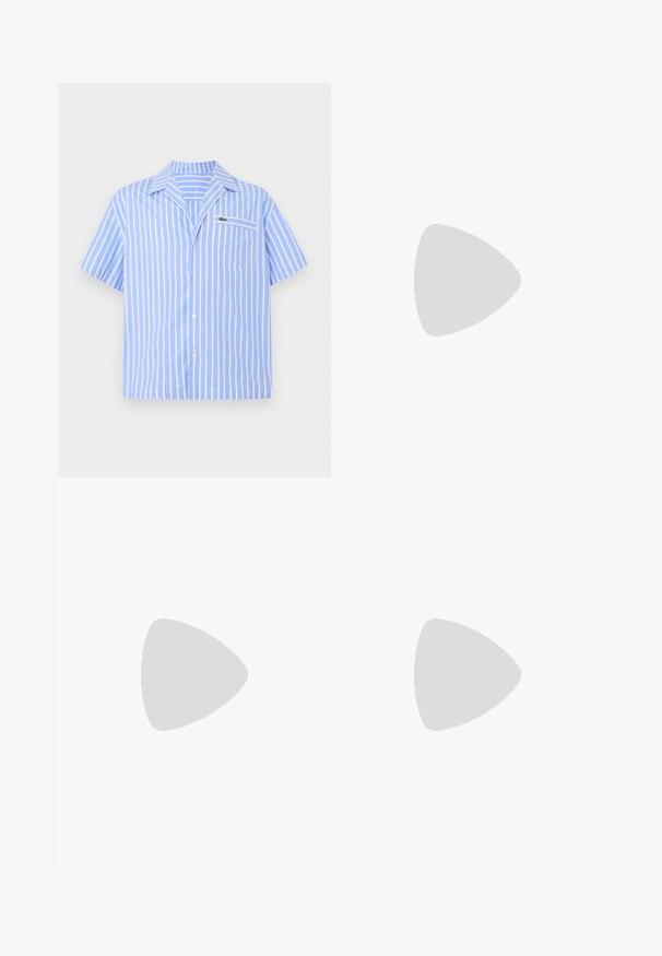 Himmelblaues kurzärmeliges Button-Down-Hemd mit weißen vertikalen Streifen und einer Brusttasche, die ein kleines gesticktes Krokodil-Logo zeigt.; Helles grünes Baumwoll-T-Shirt mit rundem Crew-Halsausschnitt, kurzen Ärmeln und einem dezenten Markenlogo auf der Brustmitte.; Weit geschnittene Hosen aus dunkelgrauem Stoff. Merkmale sind Falten an der Taille, ein maßgeschneiderter Schnitt und eine gerade Silhouette.; Schwarze Leder-Oxford-Schuhe mit Schnürdesign, runder Zehenform, flacher Gummisohle und subtilen Nähten entlang des oberen Teils.