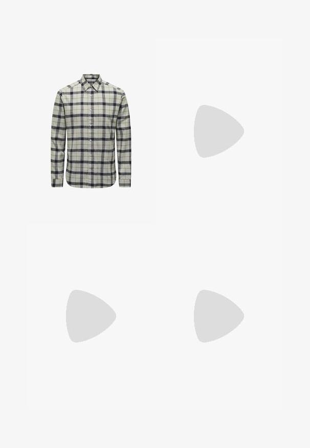 Camicia button-up grigia chiara con motivo a scacchi blu navy e marrone, dotata di maniche lunghe, colletto a punta e dettagli con bottoni.; Maglietta bianca in cotone con maniche corte, scollatura rotonda, vestibilità comoda e senza loghi o motivi visibili. Texture liscia e design minimale.; Pantaloni jogger neri realizzati in tessuto morbido, dotati di una vita elastica con coulisse, polsini a costine e un piccolo logo sulla coscia sinistra.; Sneakers in pelle bianca con perforazioni, punta rotonda, suola piatta e lacci spessi, con logo swoosh visibile e "AIR" sul tallone.
