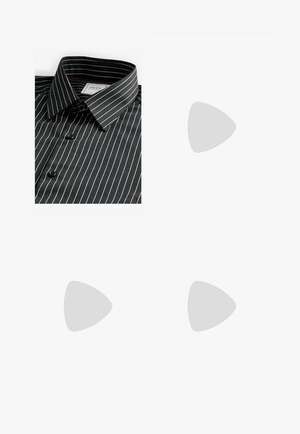 Next REGULAR FIT WITH FINISH - Camicia - black white stripe; Jeans a vita alta blu scuro con una vestibilità rilassata, dotati di cinque tasche e chiusura con bottone. Realizzati in denim con una texture liscia.; Sneakers in pelle bianca con perforazioni, punta rotonda, suola piatta e lacci spessi, con logo swoosh visibile e "AIR" sul tallone.; Borsa in tessuto nero con un motivo trapuntato e texture. Forma arrotondata, manici corti e spessi, e una struttura morbida e flessibile.