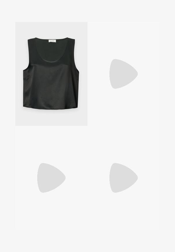 Svart, ermeløs topp laget av glatt stoff med rund halslinning og brede ermehull; har et rent, enkelt design uten mønstre.; Svart, pregede bukser med løs midje som har bred benvidde. Stoffet har vertikale folder og en glatt tekstur.; Sorte helårs sandaler med flettet stroppesdesign, firkantet tå og justerbar ankelrem. Lys beige fotseng med glanset svart hæl.; Svart lærveske med en samlet toppdesign, som har to korte håndtak og en lang justerbar stropp. Glatt tekstur, rund form.
