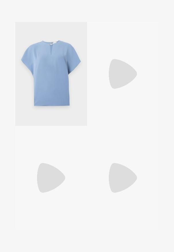 Šviesiai mėlynas trumpomis rankovėmis viršus, su apvaliu iškirpimu, priekyje su klostėmis ir minkšta, lygiąja medžiaga su minimaliais siūlais.; Mėlynos džinsinės plačios kelnes su aukštu juosmeniu, turinčios penkias kišenes, mygtukų užsegimą ir kontrastingą siuvinėjimą siūlėse.; Juodi odiniai loaferiai su apvaliu pirštu, storu tekstūruotu padu ir minimaliu siūlių dekoru. Išskirtinis dizainas be matomų raištelių ar furnitūros.; Juodos šešiakampės saulės akinių su gradientiniais lęšiais, turinčių blizgų paviršių ir subtilų prekės ženklą ant šventyklos. Patvari plastikinė konstrukcija.