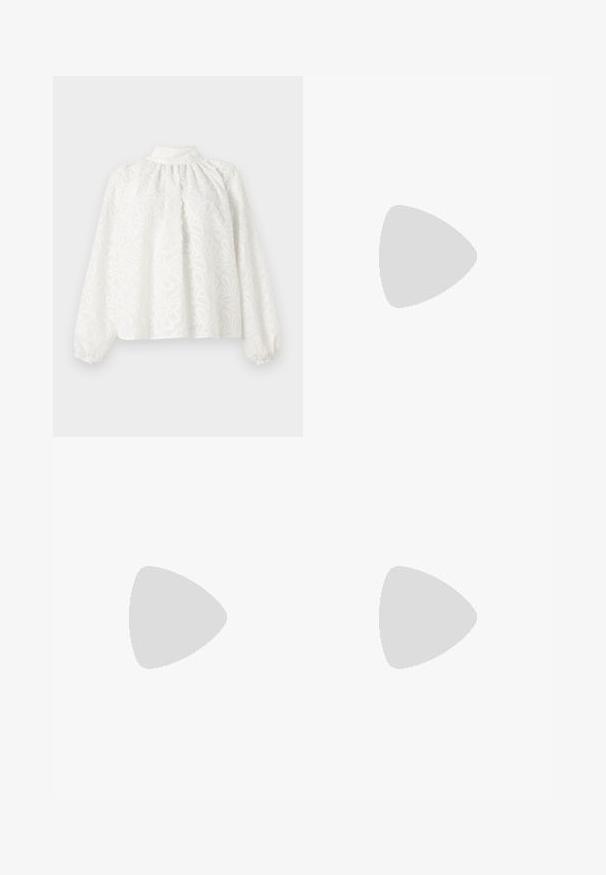 Blusa bianca con maniche lunghe, scollatura alta e pieghe. Presenta un motivo di ricamo floreale e polsini arricciati, realizzata in tessuto testurizzato.; Pantaloni neri a gamba larga realizzati in tessuto morbido, con un design a vita piatta, dettagli plissettati e passanti per cintura in vita.; Tacchi slingback in pelle nera con punta affusolata, caratterizzati da un tacco alto e un accento dorato sulla cinghia regolabile. Texture liscia.; Borsa a mano in pelle nera con un design strutturato, caratterizzata da una forma corta, manico superiore e accessori in metallo dorato. Inclusa tracolla regolabile.