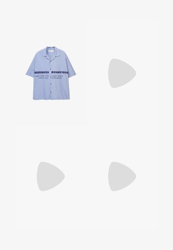 Chemise à manches courtes rayée bleu et blanc avec un devant à boutons, ornée de texte en lettres majuscules sur la poitrine. Matière en coton, coupe décontractée.; T-shirt en coton blanc à manches courtes, col rond et coupe décontractée. Texture lisse sans motifs ou accents visibles.; Pantalons noirs avec un design de devant plissé, fabriqués à partir d'un tissu lisse. Comprend une fermeture par bouton et des passants de ceinture ; coupe droite.; Sabots en suède beige à enfiler, avec une semelle en liège, un bout arrondi et une bride simple dotée d'une boucle dorée. Semelle en caoutchouc pour une meilleure adhérence.; Lunettes de soleil en métal avec des verres ovales verts. Monture en métal argenté mince et embouts d'oreille noirs. Design minimaliste, sans logos visibles.