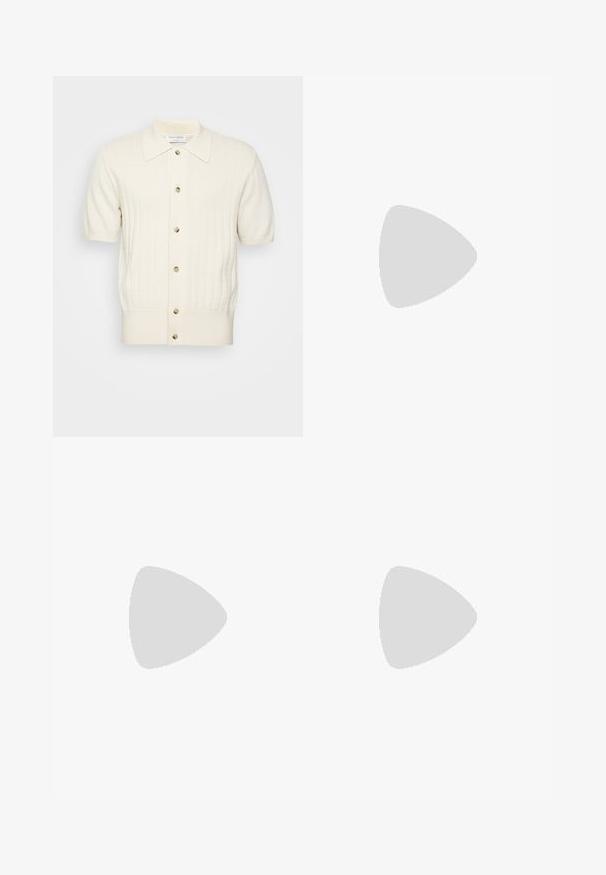 Rövid ujjas krém színű kardigán, bordázott textúrával, öt gombos záródással és hegyes gallérral. Az anyaga lágy és sima.; Fekete pamut póló rövid ujjakkal, bal mellején piros hímzett szívmintával. Klasszikus kerek nyak, laza szabású.; Világosbarna, testhez szabott nadrág egyenes szabással, övfokkal, elülső varrással és rejtett záródással, fehér háttéren laposan elhelyezve.; Barna velúr, alacsony szárú sneaker lapos gumi talppal, fűzős záródással és varrási részletekkel, oldalról, sima háttér előtt bemutatva.