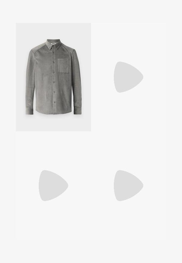 Cămașă din corduroy gri cu mânecă lungă, dotată cu un buzunar frontal, guler cu nasturi și textură verticală din nervuri; Croială standard cu închidere cu nasturi.; Jeans din denim bleu deschis cu un design drept, cinci buzunare, închidere cu buton, decolorare minimă și detalii de cusătură în contrast.; Mocasinii din piele neagră au o cusătură ridicată, două bare decorative pe partea superioară și o talpă groasă texturată pentru o aderență suplimentară.; Servietă din piele de culoare albastru închis, cu două mânere superioare și o curea detasabilă. Prezintă un finisaj texturat, cusături verticale  și detalii cu logo.