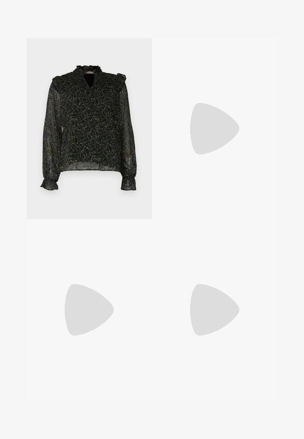 Blusa trasparente nera con motivo paisley verde, collo arricciato e maniche lunghe a sbuffo. Tessuto leggero con dettagli di texture sottili.; Pantaloni cargo verde oliva, realizzati in tessuto leggero. Le caratteristiche includono una vita con cintura, pieghe frontali e tasche laterali con chiusure a patta.; Décolleté in vernice nera con cinturino dietro, punta affusolata, design con ritagli arrotondati e tacco a blocco. Presenta un accento di fibbia tono oro.; Borsa nera con forma strutturata, texture liscia e una chiusura metallica. Abbinata a pantaloni neri larghi e sandali open-toe su un pavimento in legno.