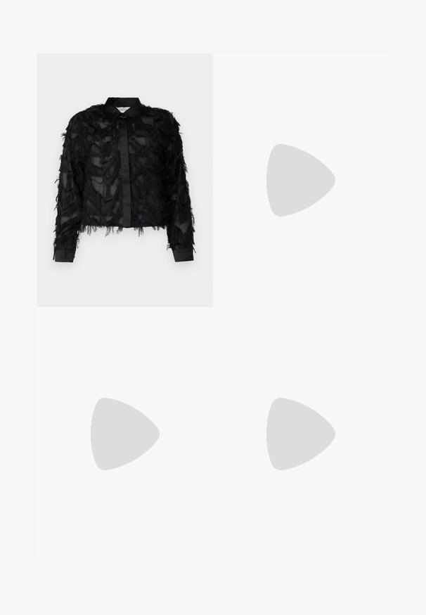 Selected Femme SLFMYLINE FLUFFY CROPPED SHIRT - Košilová halenka  - black; Šedé rozšířené kalhoty z hladkého materiálu, se splývavým předním dílem, poutky na opasek a přiléhavým střihem s čistými liniemi.; Černé kožené lodičky se špičatou špičkou, kotníkovým páskem a silným podpatkem. Hladká textura, elegantní design a minimalistická estetika.; Černá kožená taška přes rameno s hladkým povrchem, obdélníkovým tvarem a dvěma dlouhými uchy. Žádné viditelné kování ani ozdoby.