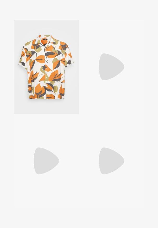 Korte mouw overhemd van lichtgewicht stof met een witte achtergrond en grote oranje, groene en grijze bladvormen. Knopsluiting aan de voorkant.; Lichtblauwe denim jeans met een recht model, voorzien van een middelhoge taille, vijf zakken en een knoop- en ritssluiting.; Tan suède enkelboot met zwart gevoerd kraagje, gouden metalen oogjes, witte stikdetails en een robuuste rubberen zool met uitgesproken profiel.; Driedelige zilveren metalen halsketting met slanke, flexibele kettingen met een lichte glans, beveiligd met een karabijnhaak en een verstelbare ketting.