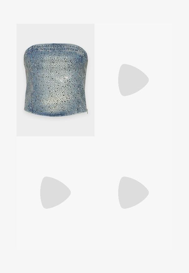 Gestuz CORSAGE - Top - mid blue washed; Svijetloplavi traper široki traperice s visokim strukom, kopčanjem na gumb i zatvaračem te detaljem s vezicom u struku. Sirovi rub.; Crne lakirane natikače na remenčić sa špicastim nosom, dizajnom sa izrezima sa strane i malim kvadratnim potplatom. Glatka tekstura s minimalnim akcentima.; Naočale od kornjače s ovalnim lećama, smeškom nijansom i tankim uzorkovanim stranama. Lagani plastični materijal s suptilnim zlatnim akcentima.