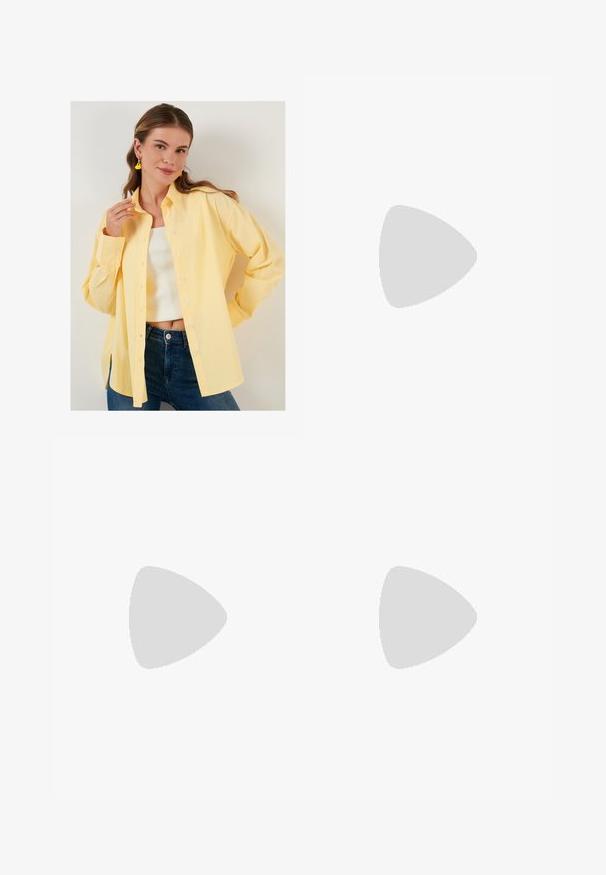 LELA LOOSE FIT - Bluza z gumbi - yellow; Bershka WIDE-LEG - Široke hlačnice - black; Bershka Sandali z visoko peto - black; Črna lakasta usnjena torbica s ukrivljeno obliko, enim ramenskim trakom, sprednjimi žepi in srebrnimi kovinskimi dodatki.