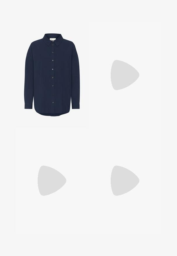 Sötét tengerészkék hosszú ujjú ing klasszikus gallérral, gombos elülső záródással és laza szabással. Finom textúrával és lekerekített alsórésszel rendelkezik.; Fekete, bő szárú nadrág magas derékkal, gombos részletekkel a derékrészen és elülső pliszékkal.; Fekete lakk bőrcipő bokáig érő, hegyes orral és közepes magasságú tömbsarokkal. Simább textúrával és minimalista dizájnnal rendelkezik.; Fekete bőr bevásárlótáska két hosszú fogantyúval, sima felülettel és strukturált formával. Elülső zseb található rajta a plusz tárolás érdekében.