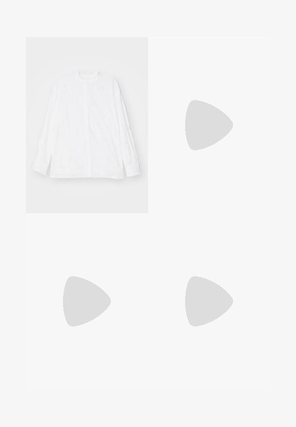 Erdem LONG SLEEVE OPEN BACK - Bluza s gumbima - white; Hlače širokog kroja u svijetloj krem boji. Izrađene su od glatkog materijala s plisama sprijeda i bočnim džepovima.; Bijela kožna visoko potpetica s oštrim vrhom, remenom oko članaka i tankom stiletto potpeticom. Glatka tekstura s blagim sjajnim završetkom.; Tamnoplava svilena marama u obliku kvadrata s bijelim točkama raspoređenim u mrežu; uključuje logotip u donjem desnom kutu.