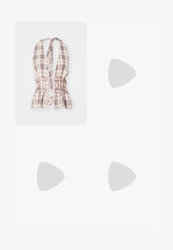 Jaded London BACKLESS WITH BELTS - Pluus - multi-coloured; Laiene jalad mustad teksapüksid kõrge vöökohaga, mis sisaldavad nööpkinni ja eesmist taskut, koos khaki kulunud tekstuuriga.; Must musta põlve kõrgune saapakäik terava nina, väike konts ja metallist aktsentdetail nina peal. Ühtlane, matt tekstuur kogu ulatuses.; Must musta nahk käekott, millel on kumer kuju, üks käepide ja ümardatud põhi. Ees on peen logo detail.