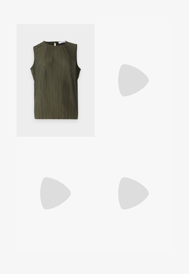 Samsøe Samsøe UMA  - Bluse - forest night; Lyseblå denimjeans med høy livlinje, vide ben, to sidelommer og plisserte detaljer. Myk tekstur med en falmet finish.; Svart spiss tå slingback-sko med lav hæl, laget av jevnt skinnmateriale og med utskåret design på siden for pusteevne.; Svart lær skulderveske med en myk tekstur, trekantet form og justerbar stropp, kombinert med en lyseblå stripete skjorte og hvite bukser.