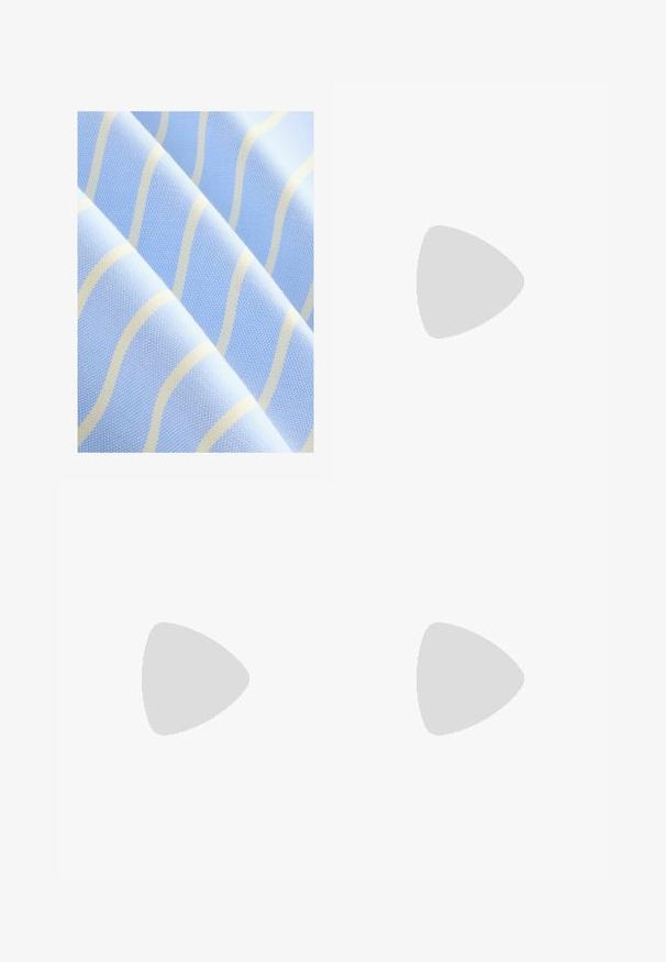 Svetlomodrá látka s tenkými, vlnitými bielymi pruhmi. Štruktúrovaný povrch s jemným vzorom, ktorý vykazuje hladký a jemný vzhľad.; Čierne tričko vyrobené z bavlny, s okrúhlym výstrihom a krátkymi rukávmi, vo voľnom strihu. Jednoduchý dizajn, bez vzorov alebo grafiky.; Prispôsobené tmavomodré nohavice s vysokým pásom, dvoma prednými záhybmi, gombíkovým zapínaním a rovnými nohavicami z hladkej látky.; Čierne semišové tenisky s bielymi šnúrkami a tromi bielymi pruhmi. Obsahujú kruhové čierne logo na jazyku a gumovú podrážku.