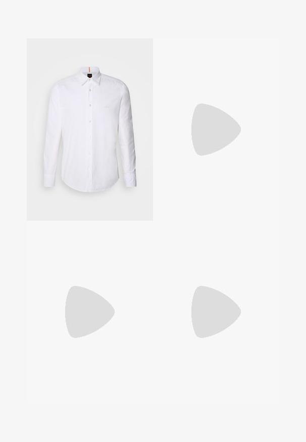 Witte langwerpige overhemd met lange mouwen van katoen, met een klassieke kraag, een subtiel logo dicht bij de borst en witte knopen.; Zwarte denim jeans met een rechte pijp, voorzien van een knoopsluiting, vijf zakken en hardwareaccenten in koperkleur. Soepele textuur.; Zwarte leren enkellaarzen met een spitse neus, elastische zijpanele, verticale stiksels en een lage blokhak.; Zwarte rechthoekige zonnebril met donkere lenzen, glanzende afwerking, brede pootjes en een robuust frameontwerp. Gegraveerde merknaam op één van de pootjes.