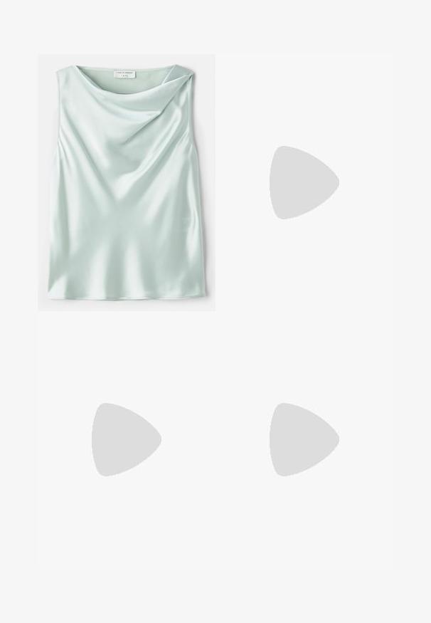 Svijetloplava satin bezrukava majica s drapiranim dekolteom i glatkom teksturom. Oznaka glasi "Tiger of Sweden 1993."; Črne usnjene hlače širokega kroja z elastičnim pasom, ki imajo dve stranski žepi in gladko, sijočo teksturo.; Črne usnjene petke s slingback obliko, ostro konico, nastavljivim trakom in elegantnim stiletto peto, s gladko obdelavo.; Par nenavadno ovalnih zlatih metalnih uhani s teksturirano, rahlo udarjeno površino na belem ozadju.