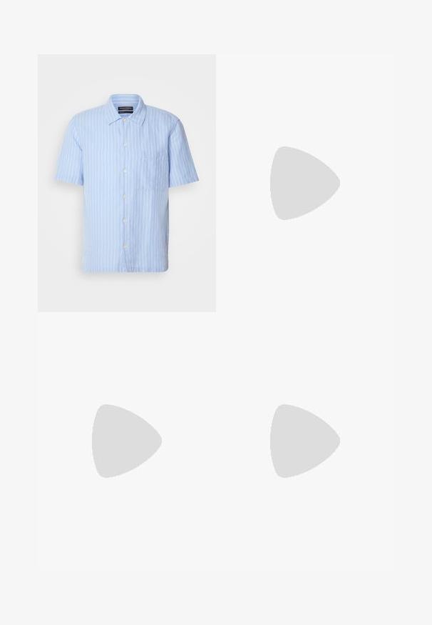 Marc O'Polo CAMP COLLAR SHORT SLEEVES ONE RECTANGULAR CHEST POCKET SLITS AT SIDE SEAMS - Majica - multi  homestead blue; Pak od tri bijele majice bez rukava izrađene od pamuka, s okruglim izrezom i bez rukava, glatkom teksturom i standardnim krojem.; Maslinasto zelene pamučne hlače ravnog kroja, s vidljivim kopčanjem na dugme i naglascima na koljenima za dodatni detalj i strukturu.; Suede klompe u svijetlosivoj boji s dvije podesive kopče, kork srednjim slojem i teksturiranim gumenenim potplatima.