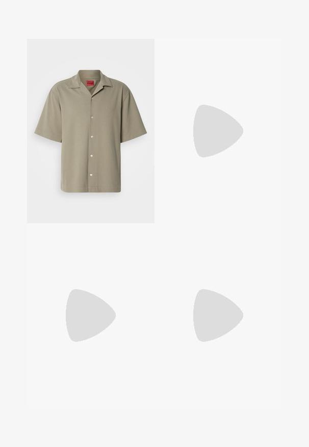 Chemise en kaki à manches courtes avec fermeture à boutons, texture douce, col cranté et logo embossé. Design classique avec une coupe décontractée.; T-shirt en coton vert clair avec un col rond. Présente un logo brodé "HU GO" de couleur assortie sur le devant. Manches courtes.; Shorts en mélange de coton vert clair avec une taille élastique et un cordon de serrage ajustable. Dotés de poches latérales et d'un logo brodé sur la jambe.; Baskets en suède gris avec des accents noirs, présentant une surface texturée, un laçage à l'avant et un détail de logo en or sur le côté.
