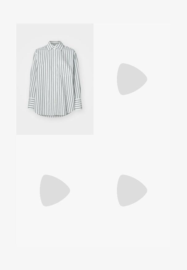 GAP BIG STRIPES BIG CUFF BIG COLLAR - Cămașă - green; Jeans cu picioare largi din denim negru, cu fermoar în față, design cu cinci buzunare și detalii subtile de cusătură. Textură netedă și stil casual.; Cizme din piele neagră, până la genunchi, cu vârf pătrat și toc bloc, prezentate pe un model așezat într-o haină verde măsline. Textură netedă, detalii minime.; Geantă tote neagră din piele, cu textură netedă, formă rectangulară și două mânere lungi. Fără hardware vizibil sau ornamente.