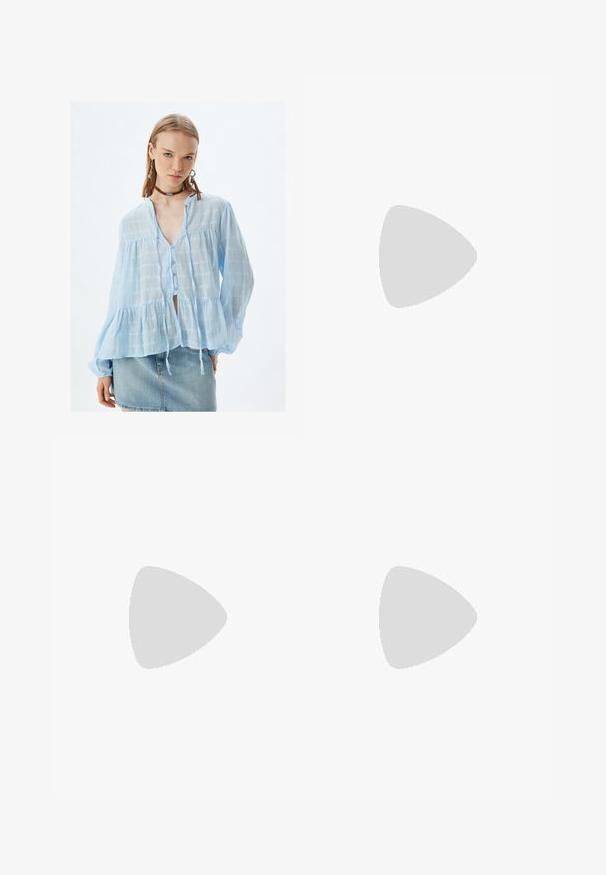 Blusa di cotone azzurro chiaro con motivo a quadri, scollo a v, chiusura a bottoni e design a peplo. Presenta maniche lunghe e dettagli con coulisse.; Jeans in denim blu chiaro con design a gamba dritta, dotati di due tasche posteriori e una texture scolorita nelle sezioni superiori.; La scarpa da corsa presenta una tomaia in mesh bianco e argento con dettagli verdi. La suola è spessa e strutturata, progettata per ammortizzazione e supporto.; Occhiali rettangolari marroni con lenti trasparenti e tonalità viola. Montatura in plastica liscia con stanghette dritte e accenti sottili.