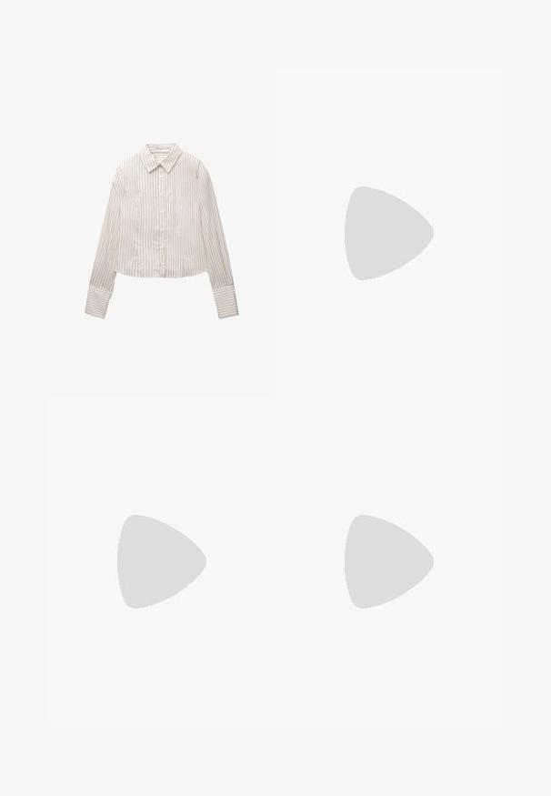 Kurz geschnittenes Hemd aus leichtem Stoff mit vertikalen Streifen; weiche Textur, klassischer Kragen und lange Ärmel mit Manschettenakzenten.; Braune Weite-Leg-Hosen mit einer glatten Textur, hoher Taille und Vorderfalten. Der Stoff ist leicht und fällt locker.; Braune Leder-Sandale mit überkreuzten Riemen, einem Knöchelriemen mit Schnalle und einer flachen Sohle mit minimalen Nähdetails.; Sonnenbrille im Schildpatt-Design mit rechteckigen Gläsern, dicken Rahmen und dunkelgetönten Gläsern. Glatte Textur und minimalistisches Design.
