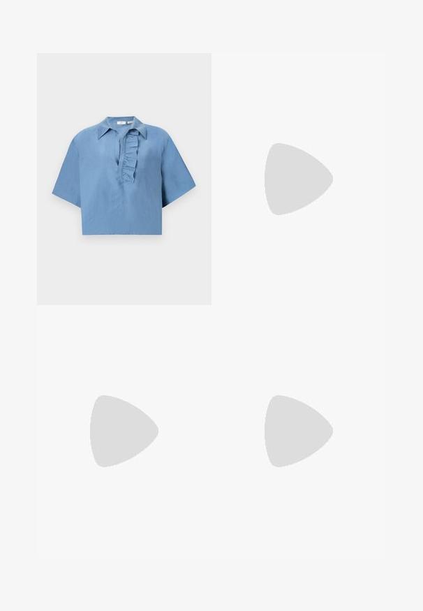 Cămașă bleu cu mânecă scurtă, confecționată dintr-un material neted, având guler tip button-down și un plastron cu volane pe partea din față. Design scurt.; Fustă midi tricotată albă, cu un model texturat ce include linii verticale și detalii decupate aproape de tiv. Talie elastică. Material moale.; Balerini din piele neagră, cu vârf rotund, textură netedă, detalii de cusătură minimale și un design al tălpii flexibil.; Geantă de piele maro cu închidere tip capac, accesorii de culoare aurie, curea de umăr și o textură netedă. Formă compactă și rectangulară.