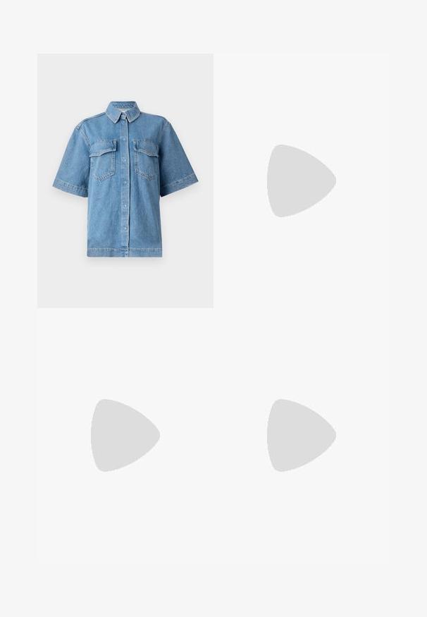Camisa de ganga azul de manga curta com colarinho, dois bolsos no peito e fecho com botões. Apresenta um ajuste descontraído e uma textura desbotada.; Calças de ganga de perna larga em denim preto com fecho éclair à frente, design de cinco bolsos e detalhes de costura subtil. Textura suave e estilo casual.; Ténis de lona azul claro com uma biqueira e sola de borracha creme, apresentando atacadores brancos e uma alça na parte de trás.; Bolsa de couro preta com forma curva, alça destacável e detalhes em dourado. A bolsa possui uma aba com detalhe de fivela.
