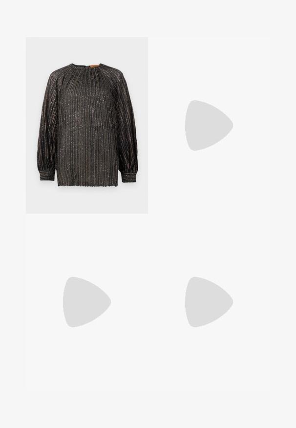 Blusa nera plissettata con fili metallici, maniche lunghe, collo alto e polsini elasticizzati. Presenta righe verticali e una finitura tessurizzata.; Pantaloni bianchi a gamba dritta realizzati in un tessuto leggero. Presentano una linea frontale piatta, passanti per cintura e nessun motivo o decorazione visibile.; Sandali neri in pelle con dettagli in oro, caratterizzati da più cinghie e una suola piatta per un design open-toe.; Borsa a tracolla nera in pelle con due tasche frontali, fibbie dorate, chiusura con zip e una tracolla sottile. Superficie texturizzata e forma rettangolare compatta.